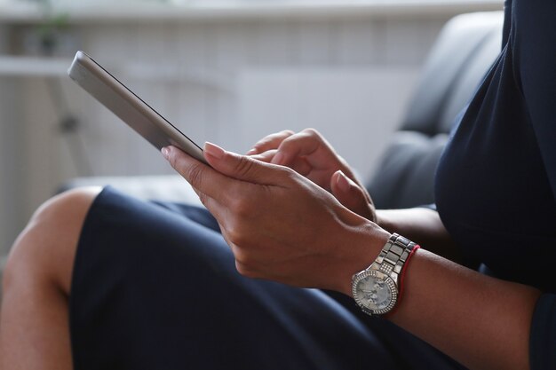 Femme à l'aide de tablette