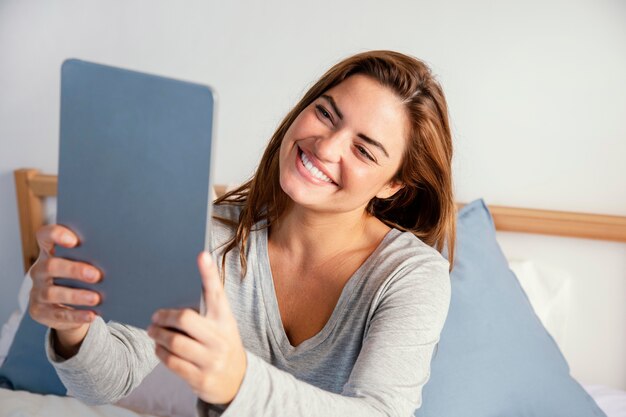 Femme à l'aide de tablette