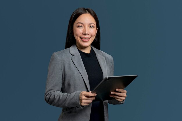 Femme à l'aide d'une tablette