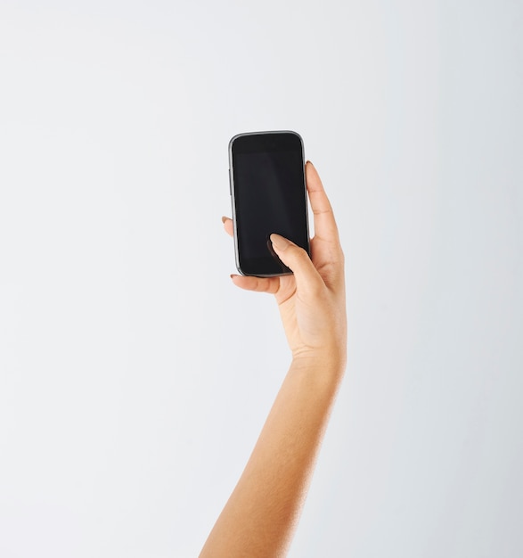 Femme à l'aide de téléphone mobile contemporain