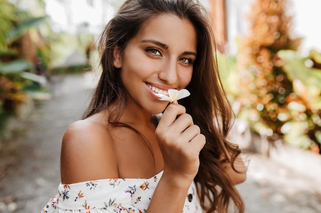 La femme aime le parfum de la petite fleur blanche