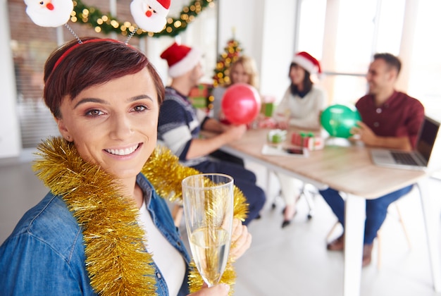 Une femme aimerait porter un toast aux travailleurs