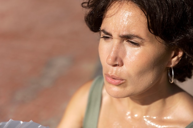 Photo gratuite femme aînée aux prises avec une température élevée