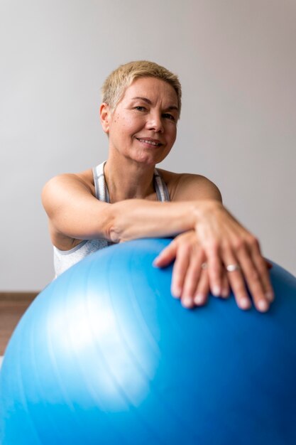 Femme aînée, à, cheveux courts, utilisation, ballon fitness