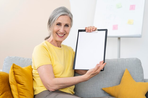 Femme aînée enseignant l'anglais