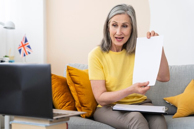 Femme aînée enseignant l'anglais