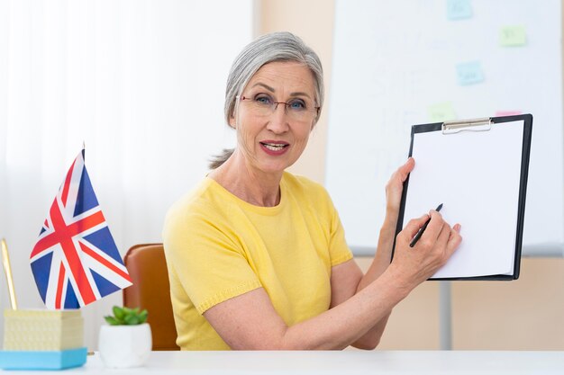 Femme aînée enseignant des cours d'anglais à la maison