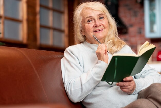 Femme aînée, faible angle, lecture