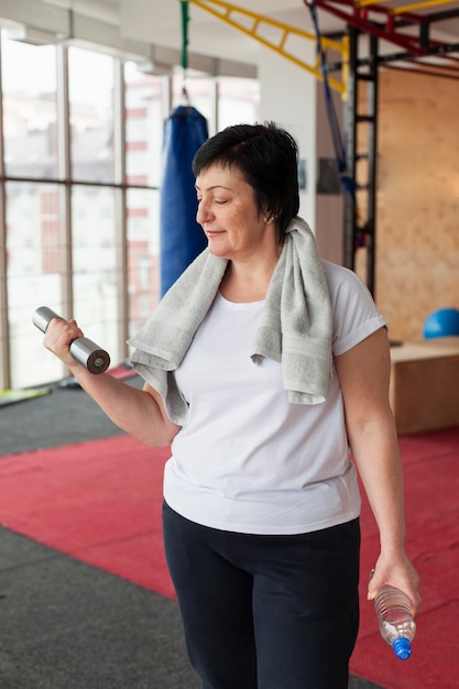 Femme aînée, à, gymnase