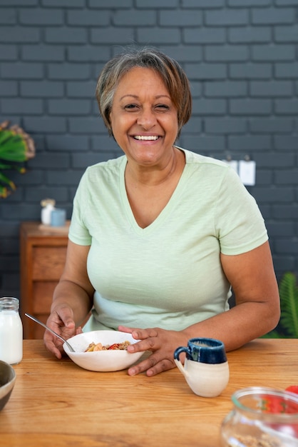 femme aînée, manger, vue frontale