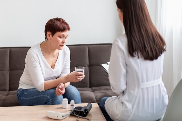 Femme aînée, à, problèmes médicaux