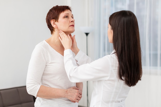 Femme aînée, à, problèmes médicaux