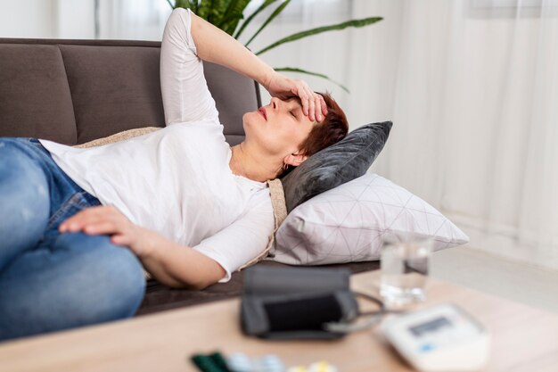 Femme aînée, à, problèmes médicaux