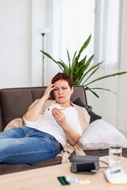 Femme aînée, à, problèmes médicaux