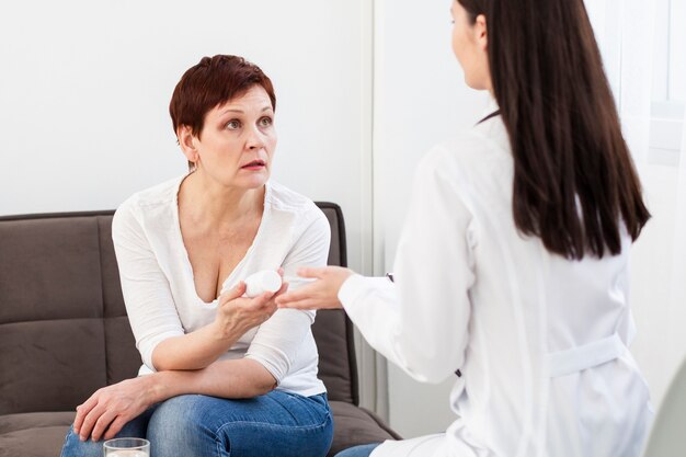 Femme aînée, à, problèmes médicaux