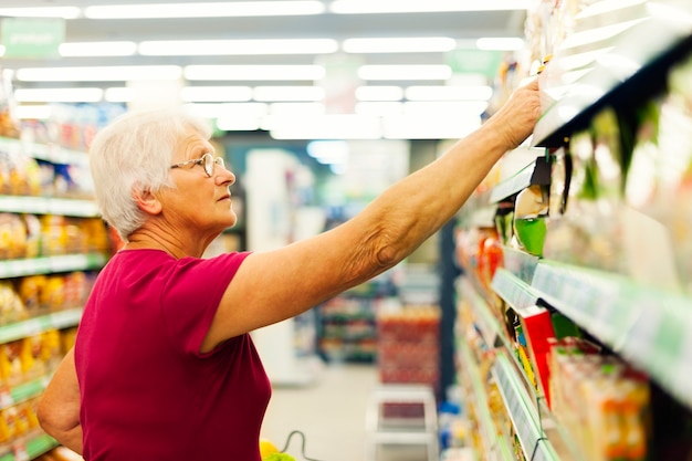 Femme aînée, à, supermarché