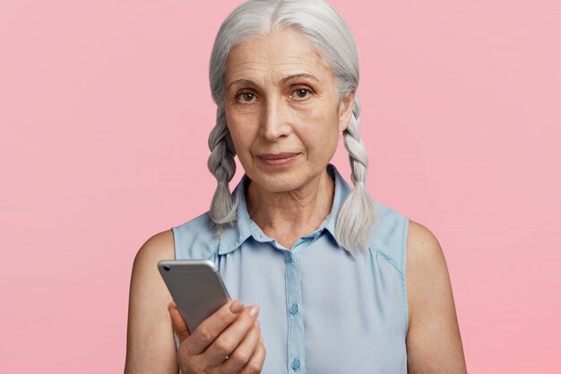 Femme aînée, à, tresses, habillé, dans, chemisier bleu