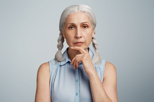 Femme aînée, à, tresses, habillé, dans, chemisier bleu