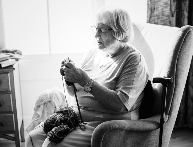 femme aînée, tricoter, chez soi