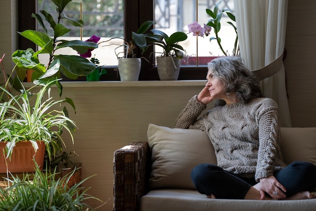 Femme aînée triste sur le canapé