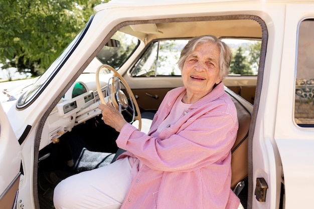 Photo gratuite femme aînée voyageant seule en voiture