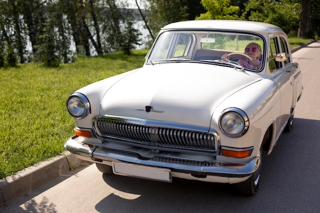 Femme aînée voyageant seule en voiture