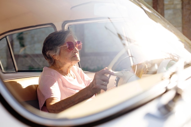 Femme aînée voyageant en voiture