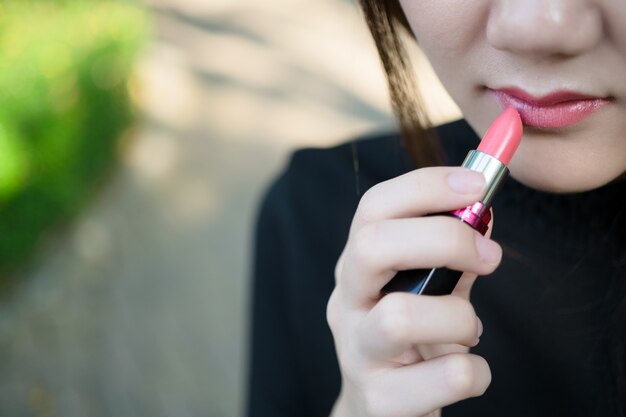 Femme aisienne à l&#39;aide de cosmétiques