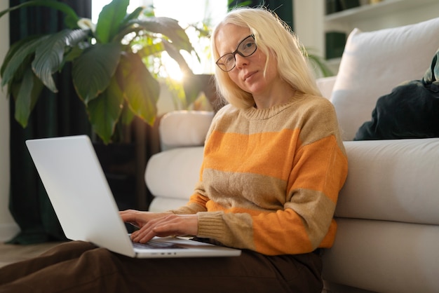 Femme albinos à la maison faisant des corvées