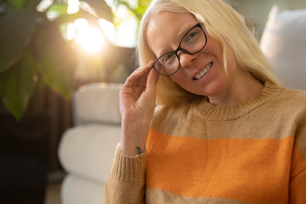 Femme albinos à la maison faisant des corvées