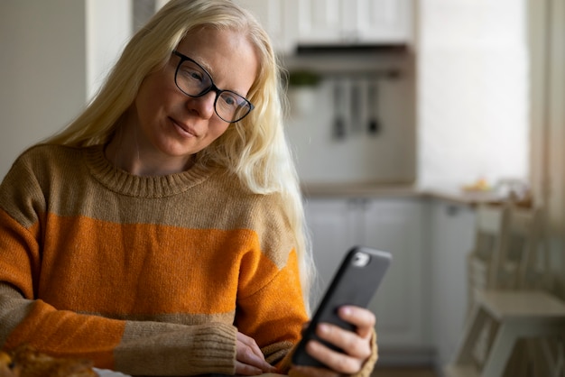 Photo gratuite femme albinos à la maison faisant des corvées