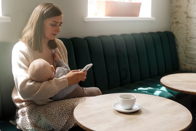 femme, allaitement, bébé, intérieur, vue côté