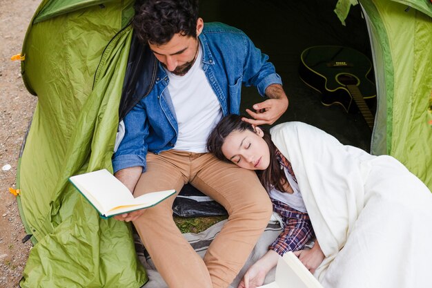 Femme allongée près de lire l&#39;homme