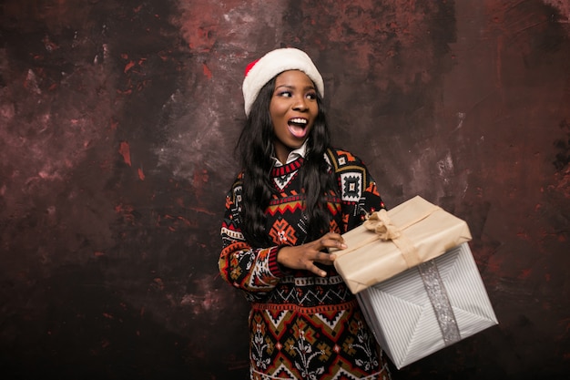 Femme américaine afro avec des cadeaux de Noël