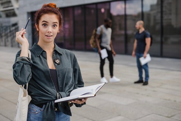 Femme amoureuse avec un crayon et un livre