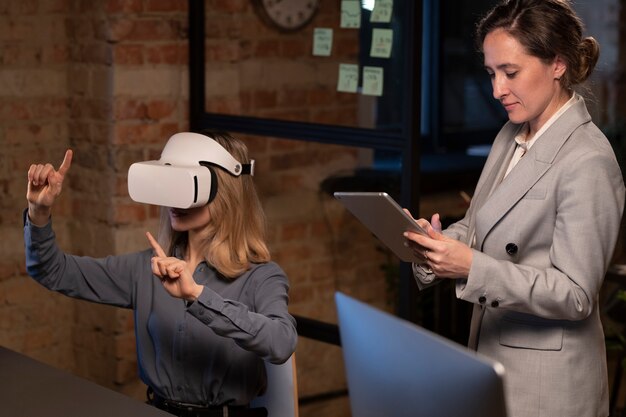 Femme analysant comment les gens utilisent des lunettes vr