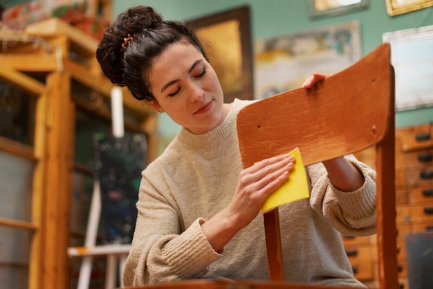 Femme à angle bas restaurant une chaise en bois