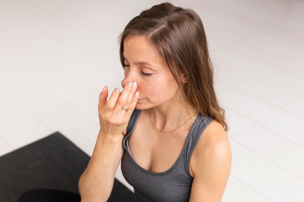 Femme à angle élevé en convalescence après avoir eu covid