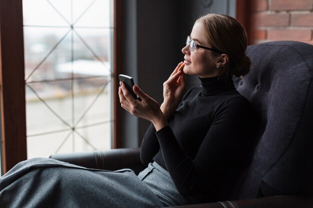 Femme, angle élevé, conversation téléphone