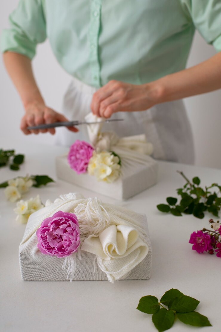 Photo gratuit femme à angle élevé avec des paquets de furoshiki