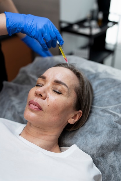 Femme à angle élevé recevant un traitement prp