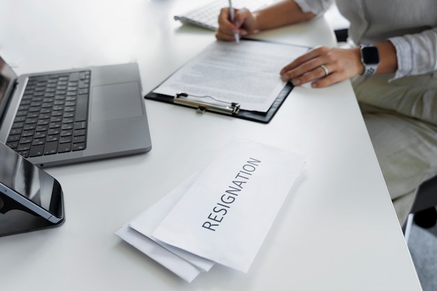 Femme à angle élevé remplissant un document