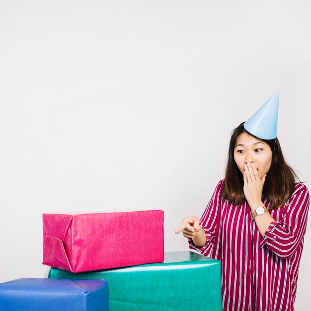 Femme d&#39;anniversaire avec des boîtes présentes