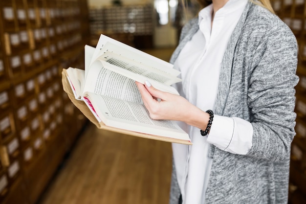 Femme Anonyme Feuilletant Des Pages De Livre