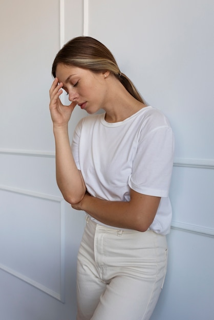 Photo gratuite femme anxieuse à l'intérieur vue latérale