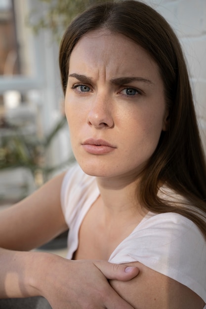 Photo gratuite femme anxieuse à la maison grand angle