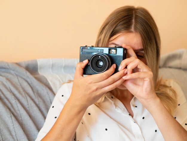 Femme avec appareil photo électronique