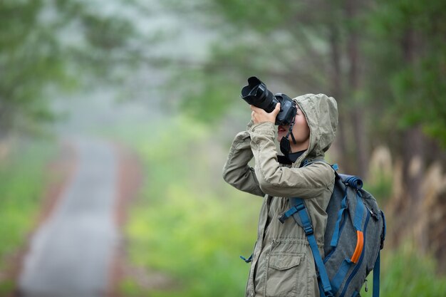 Une femme avec un appareil photo Journée mondiale du photographe.