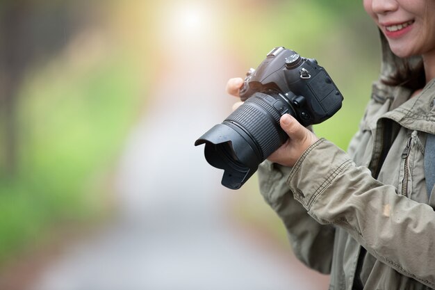 Une femme avec un appareil photo Journée mondiale du photographe.