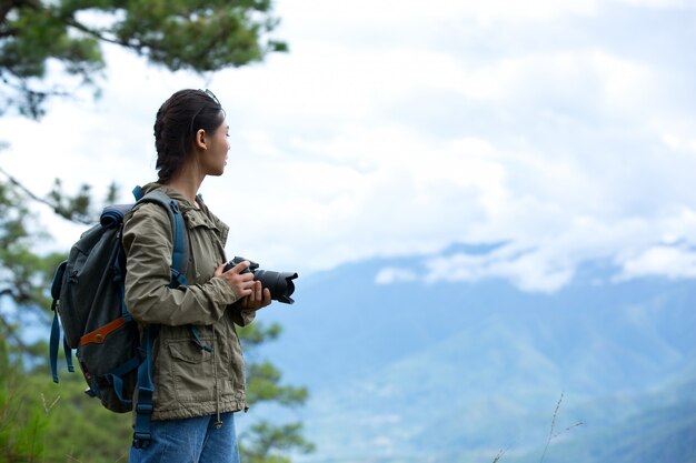 Une femme avec un appareil photo Journée mondiale du photographe.